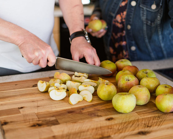 chopping apples